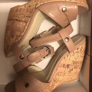 Tan wedge w/ cork wedge